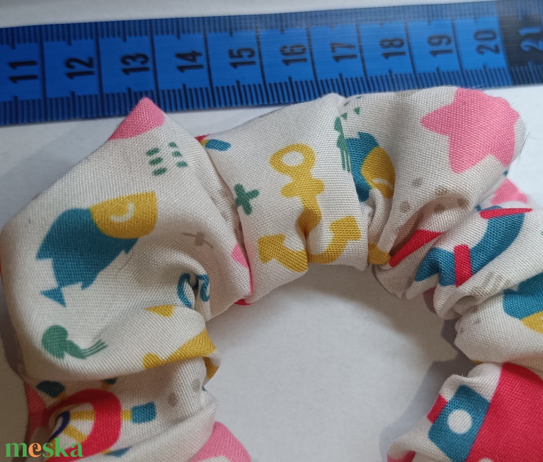 Tenger scrunchie csomag, 2 db kalóz és tengerész motívumos hajgumi  - ruha & divat - hajdísz & hajcsat - hajgumi - Meska.hu Tenger scrunchie csomag, 2 db kalóz és tengerész motívumos hajgumi  - ruha & divat - hajdísz & hajcsat - hajgumi - Meska.hu