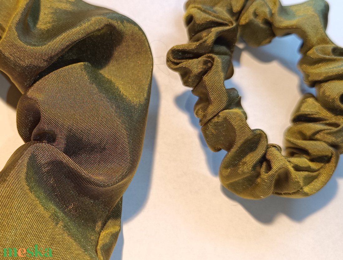 Old Money scrunchie csomag, 2 db szatén hajgumi  - ruha & divat - hajdísz & hajcsat - hajgumi - Meska.hu Old Money scrunchie csomag, 2 db szatén hajgumi  - ruha & divat - hajdísz & hajcsat - hajgumi - Meska.hu