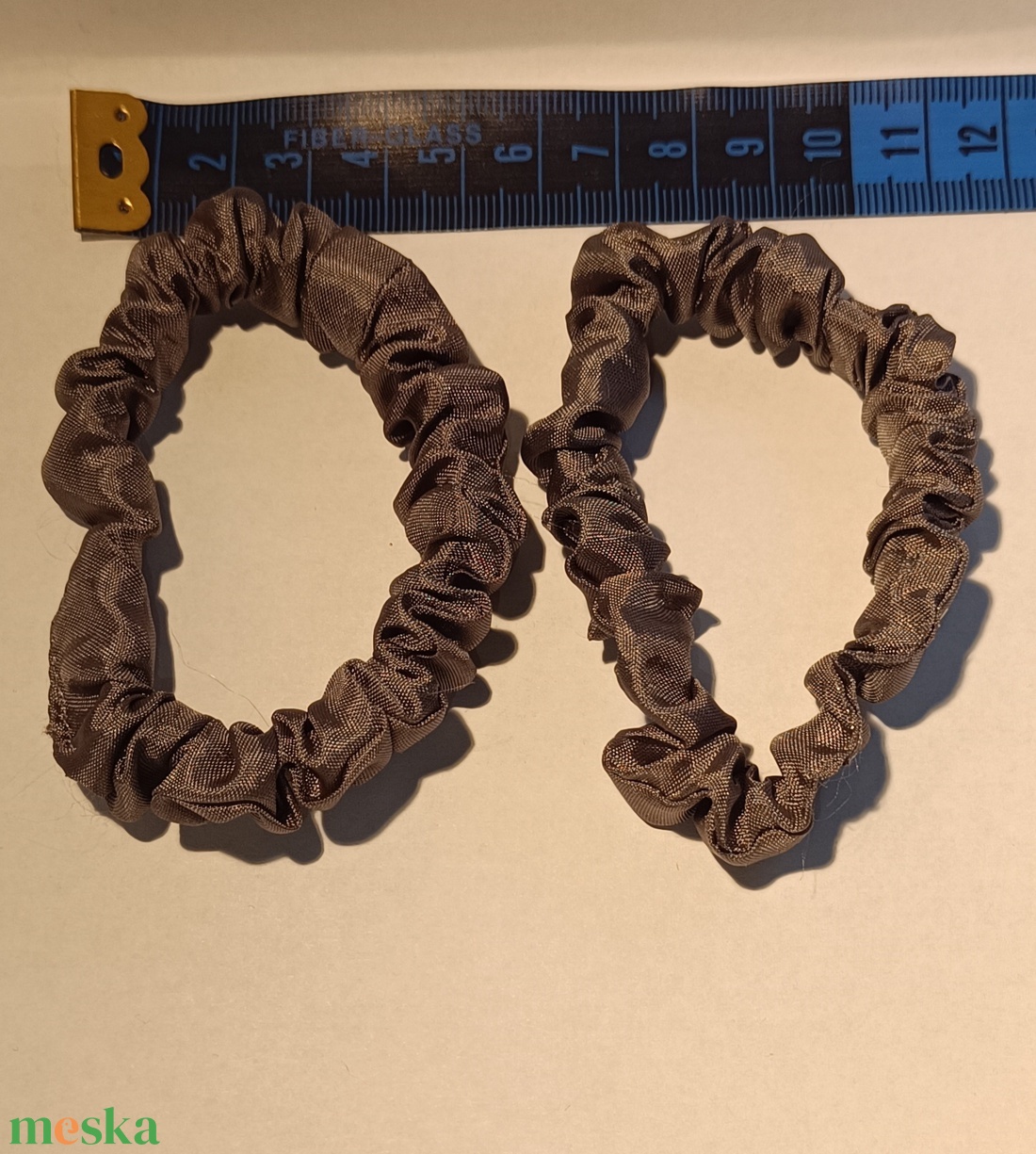 Ezüstszürke szatén scrunchie csomag, 1 db normál és 2 db vékony hajgumi  - ruha & divat - hajdísz & hajcsat - hajgumi - Meska.hu Ezüstszürke szatén scrunchie csomag, 1 db normál és 2 db vékony hajgumi  - ruha & divat - hajdísz & hajcsat - hajgumi - Meska.hu