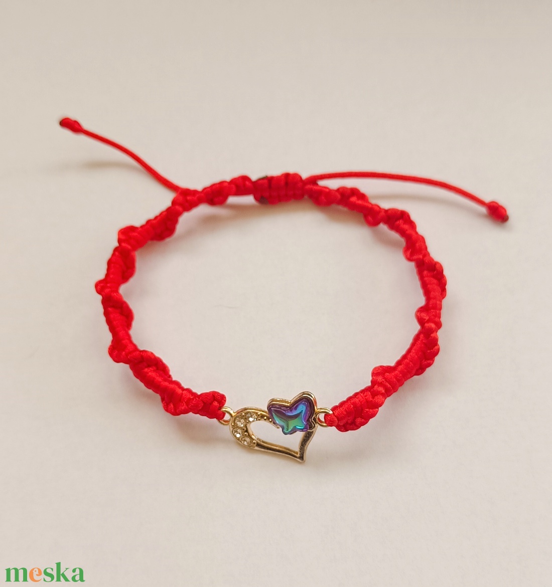 Piros makramé szerencsekarkötő arany színű szívecske medállal - ékszer - karkötő - karkötő medállal - Meska.hu