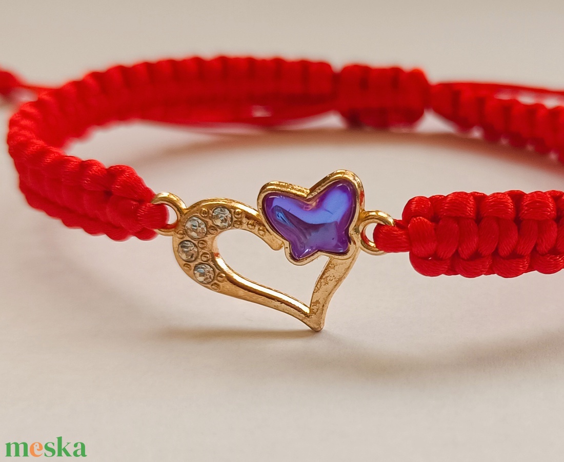 Piros makramé szerencsekarkötő arany színű szívecske medállal - ékszer - karkötő - karkötő medállal - Meska.hu