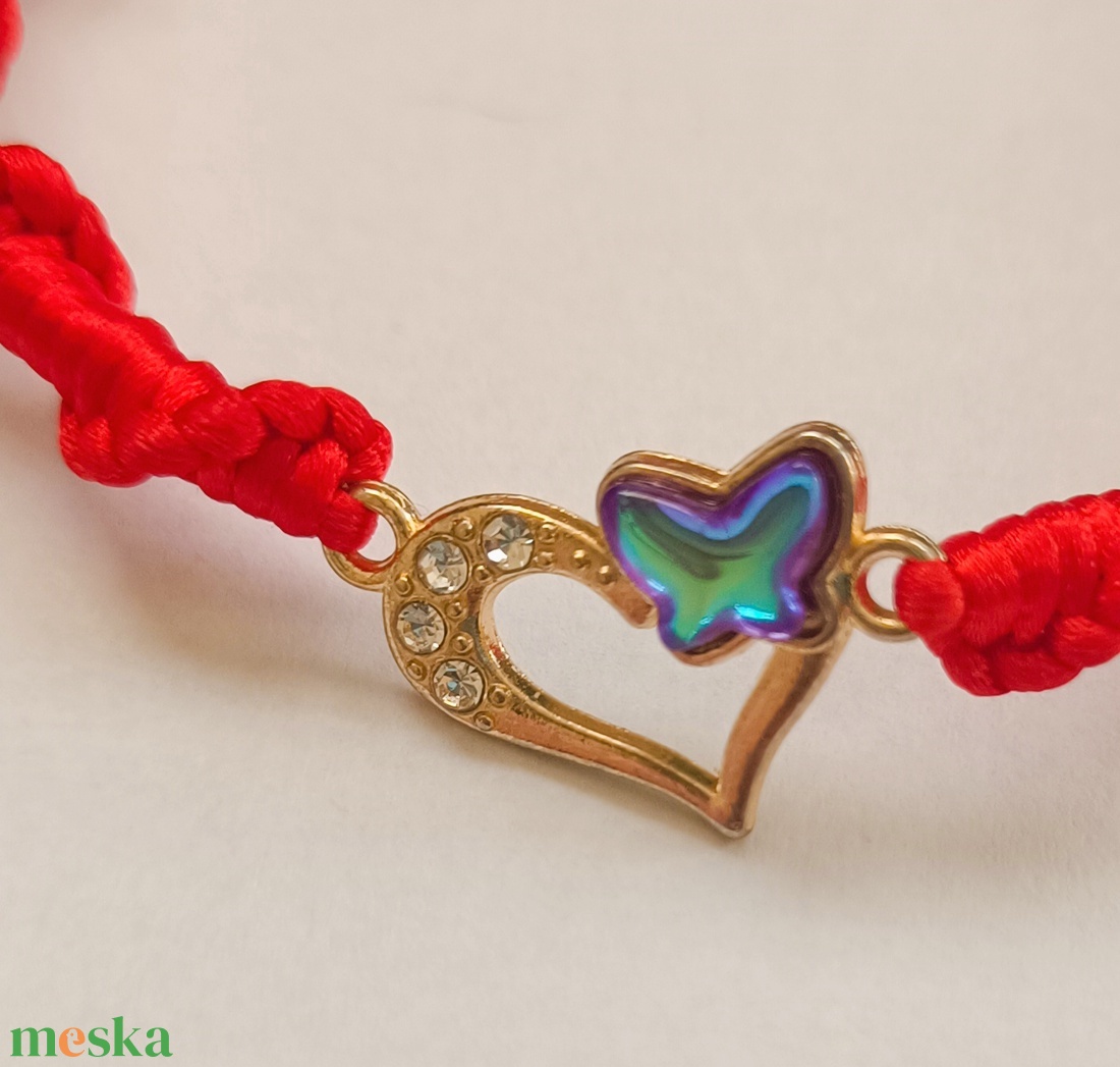 Piros makramé szerencsekarkötő arany színű szívecske medállal - ékszer - karkötő - karkötő medállal - Meska.hu