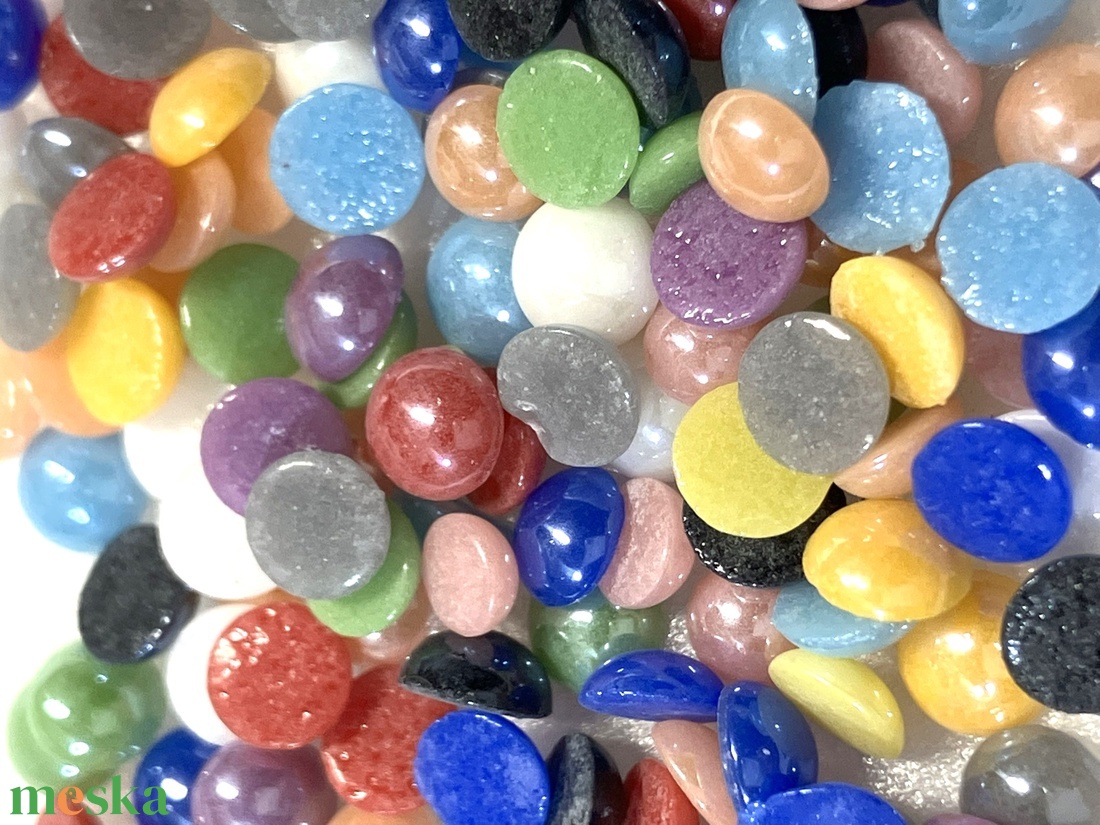 KEREK CABOCHON VEGYES SZÍNBEN, 7 MM-ES  - kellékek & szerszámok - gyöngyfűzés kellékek - üveggyöngy - Meska.hu