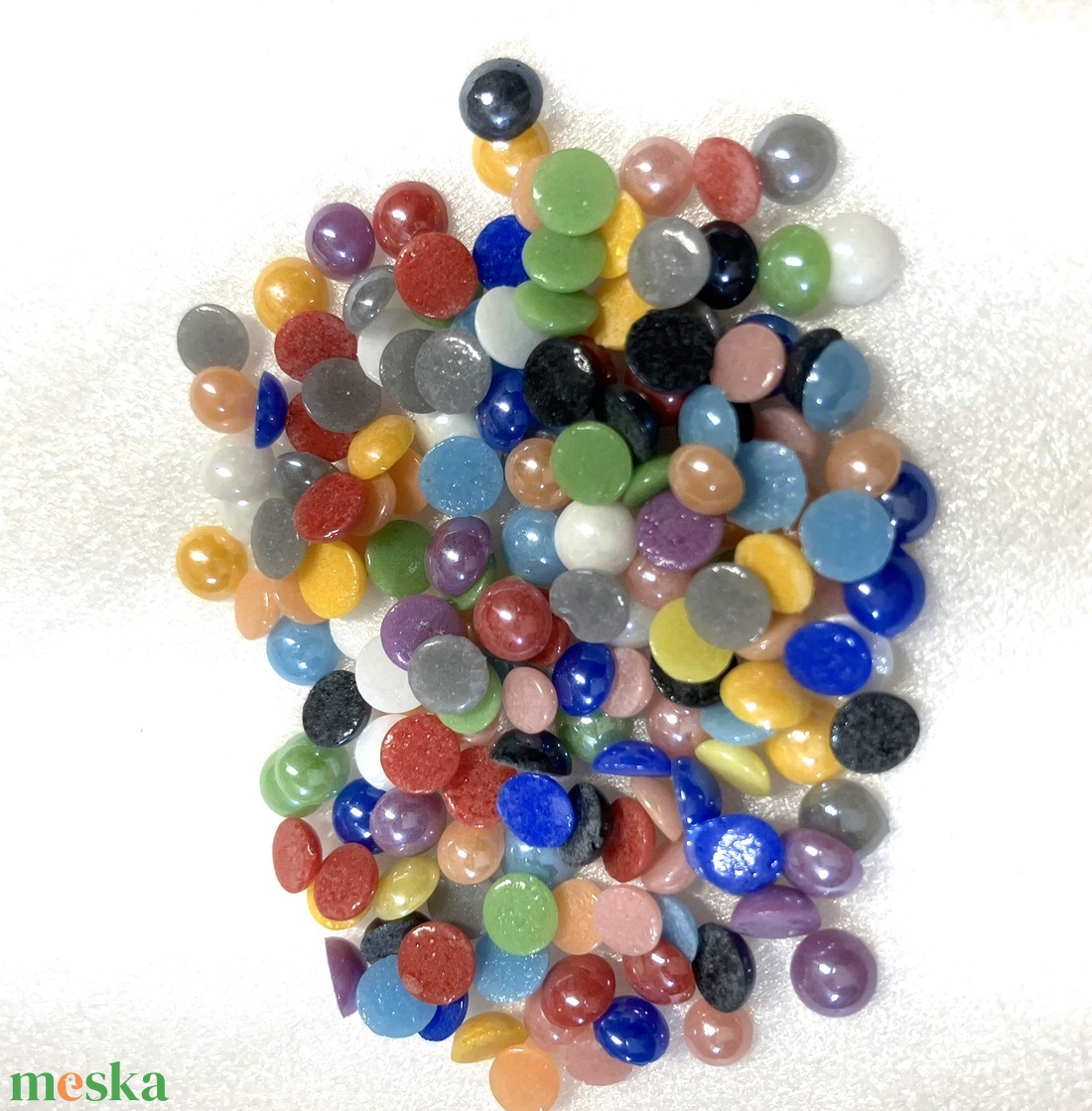 KEREK CABOCHON VEGYES SZÍNBEN, 7 MM-ES  - kellékek & szerszámok - gyöngyfűzés kellékek - üveggyöngy - Meska.hu