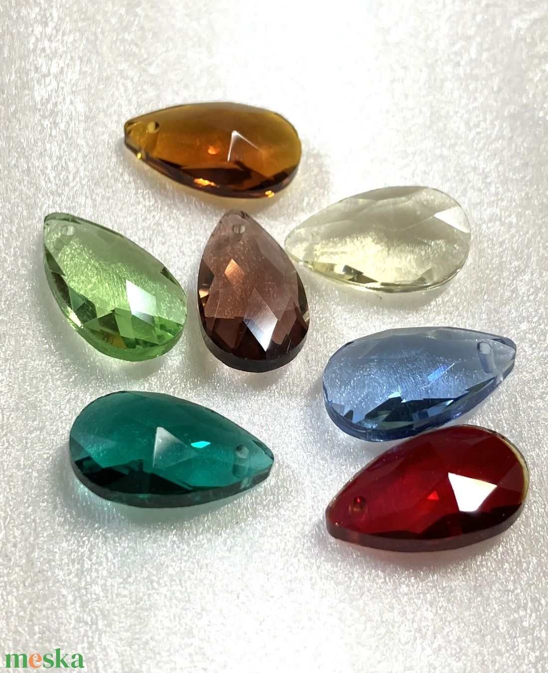 VEGYES SZÍNŰ, CSEPP ALAKÚ, CSISZOLT ÜVEGGYÖNGY, 15X9 MM-ES - kellékek & szerszámok - gyöngyfűzés kellékek - üveggyöngy - Meska.hu