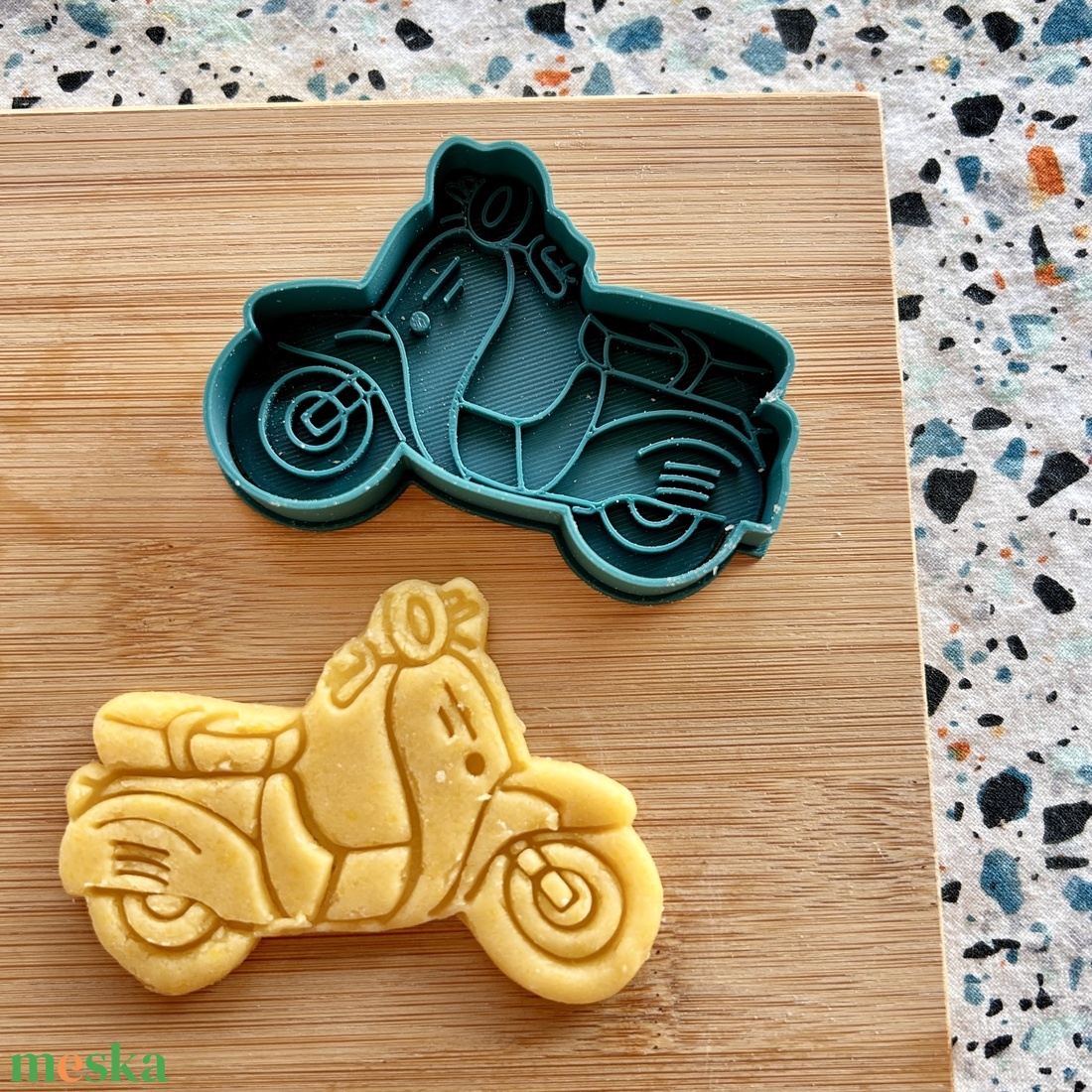 Vespa robogó formájú sütikiszúró - otthon & életmód - konyhafelszerelés, tálalás - sütés, főzés - sütikiszúró - Meska.hu Vespa robogó formájú sütikiszúró - otthon & életmód - konyhafelszerelés, tálalás - sütés, főzés - sütikiszúró - Meska.hu