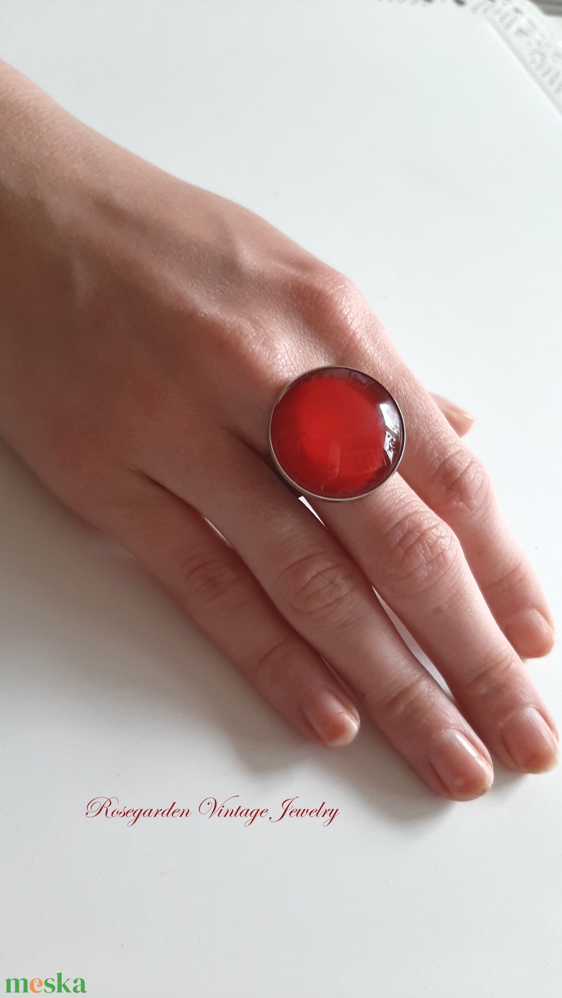 Nagy pirosköves állítható sínű gyűrű - nemesacél, tömör üveg - ékszer - gyűrű - üveglencsés gyűrű - Meska.hu