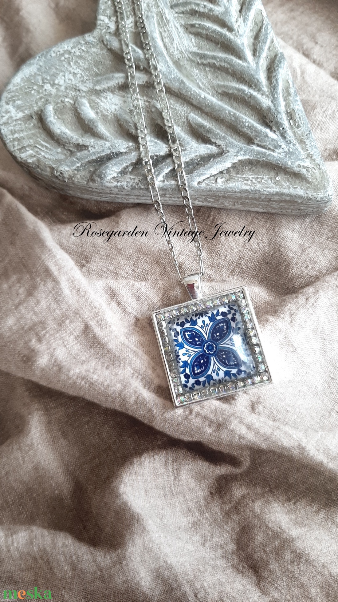 Portugál csempemintás azulejo nyaklánc üvegstrassz kövekkel - ékszer - nyaklánc - medálos nyaklánc - Meska.hu Portugál csempemintás azulejo nyaklánc üvegstrassz kövekkel - ékszer - nyaklánc - medálos nyaklánc - Meska.hu