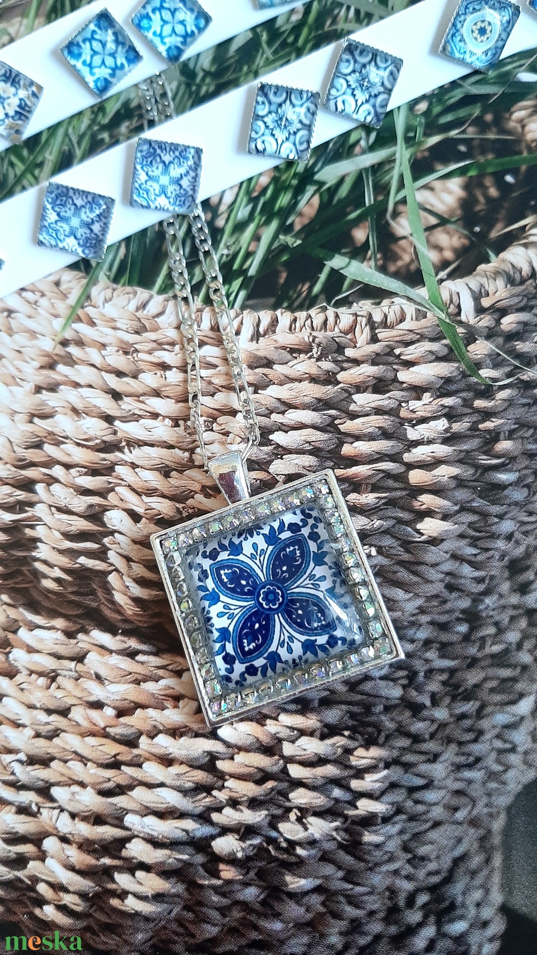 Portugál csempemintás azulejo nyaklánc üvegstrassz kövekkel - ékszer - nyaklánc - medálos nyaklánc - Meska.hu Portugál csempemintás azulejo nyaklánc üvegstrassz kövekkel - ékszer - nyaklánc - medálos nyaklánc - Meska.hu