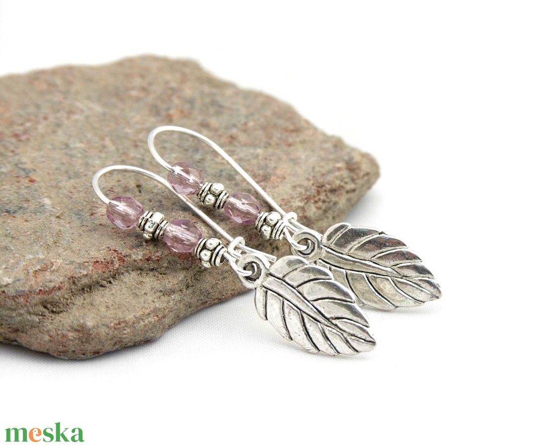 Ezüst színű fülbevaló, levéllel, halványlila színű, csiszolt, cseh üveggyöngyökkel - Kristályviola - ékszer - fülbevaló - lógó fülbevaló - Meska.hu