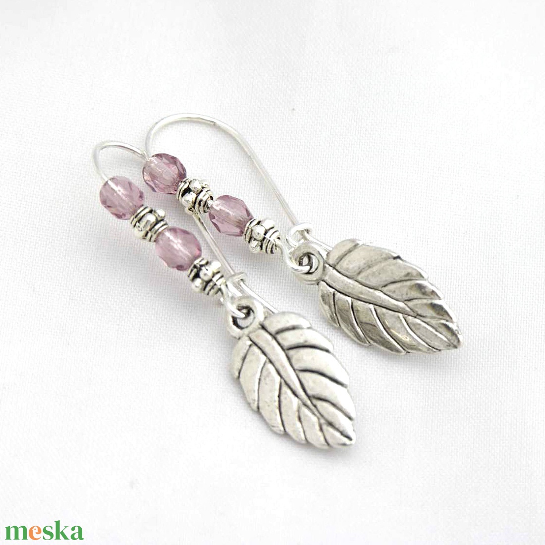 Ezüst színű fülbevaló, levéllel, halványlila színű, csiszolt, cseh üveggyöngyökkel - Kristályviola - ékszer - fülbevaló - lógó fülbevaló - Meska.hu