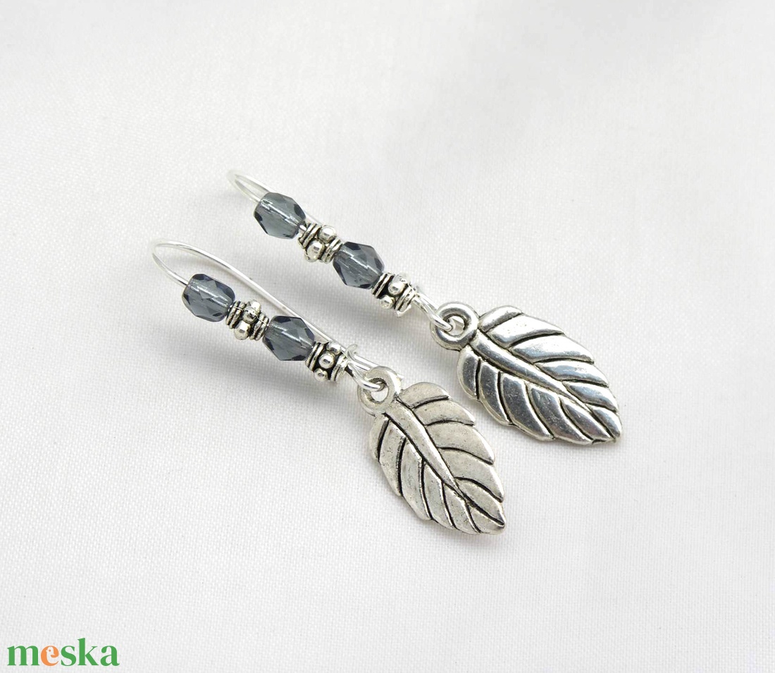 Ezüst színű fülbevaló, levéllel, áttetsző, halványkék színű, csiszolt, cseh üveggyöngyökkel - Zafíreső - ékszer - fülbevaló - lógó fülbevaló - Meska.hu