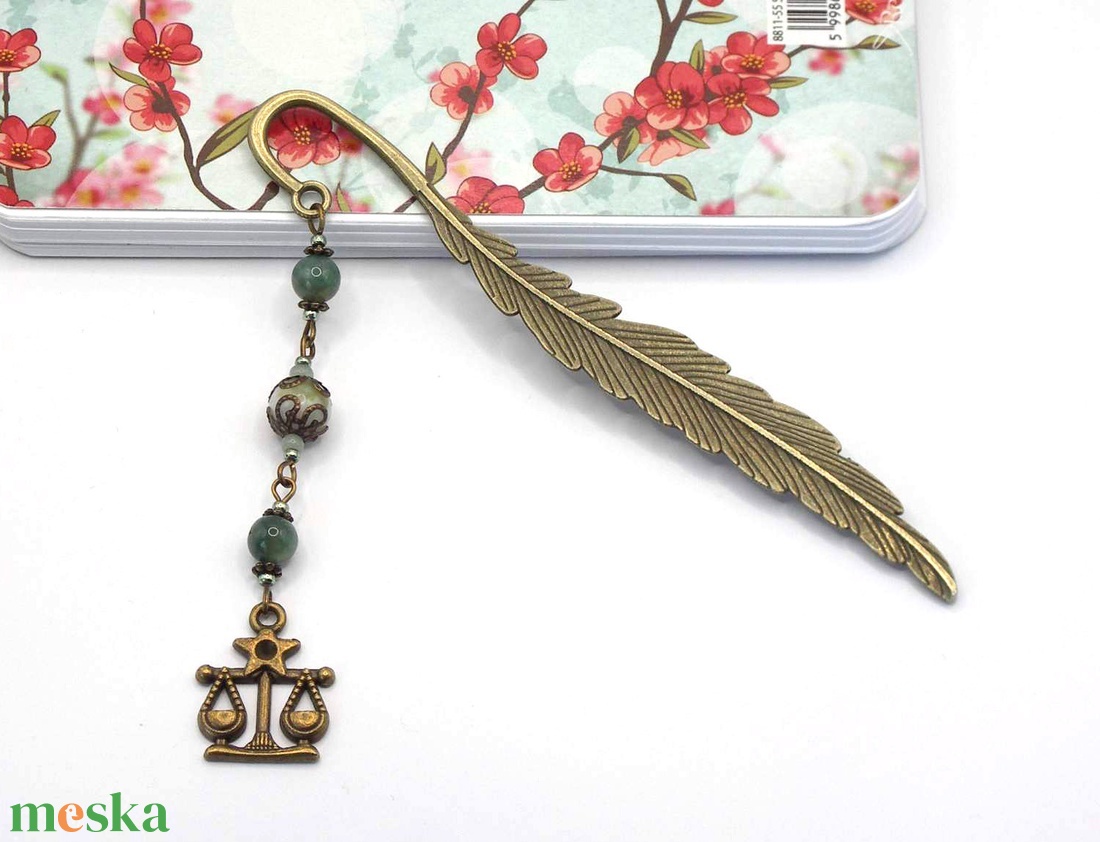 Antik bronz, toll alakú könyvjelző zöld színű achát és kínai jáde ásványgyöngyökkel, horoszkópos függővel - Mérleg - ékszer - nyaklánc - medálos nyaklánc - Meska.hu