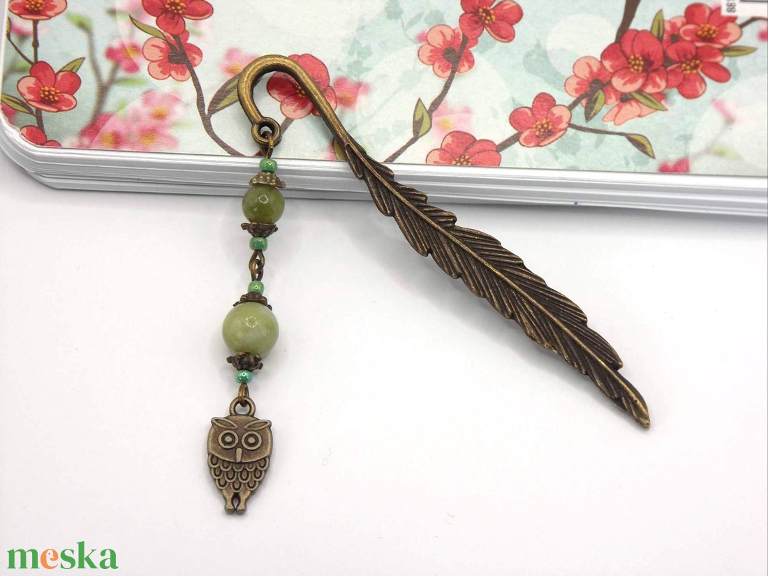 AJÁNDÉK csomagolás! Antik bronz, toll alakú könyvjelző kínai jáde ásványgyöngyökkel, bagoly alakú függővel � Kuvik - könyv & zene - könyvjelző - Meska.hu