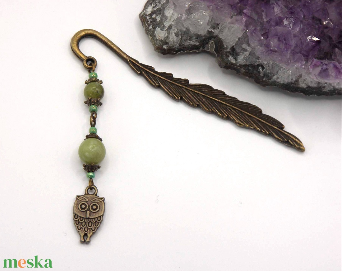 AJÁNDÉK csomagolás! Antik bronz, toll alakú könyvjelző kínai jáde ásványgyöngyökkel, bagoly alakú függővel � Kuvik - könyv & zene - könyvjelző - Meska.hu