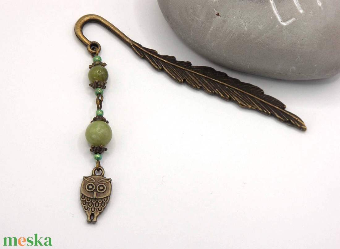 AJÁNDÉK csomagolás! Antik bronz, toll alakú könyvjelző kínai jáde ásványgyöngyökkel, bagoly alakú függővel � Kuvik - könyv & zene - könyvjelző - Meska.hu