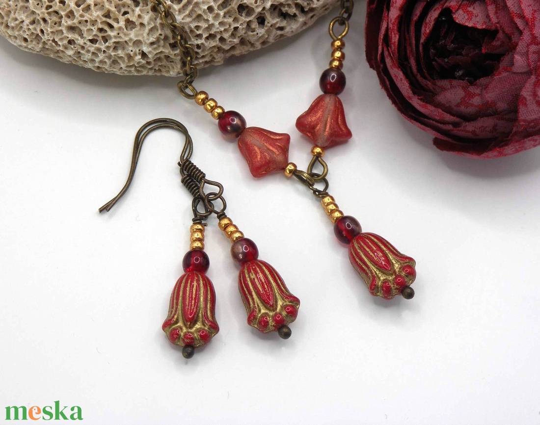 Tulipános nyaklánc és fülbevaló szett arannyal festett kárminpiros üveggyöngyökből Crimson - ékszer - ékszerszett - Meska.hu Tulipános nyaklánc és fülbevaló szett arannyal festett kárminpiros üveggyöngyökből Crimson - ékszer - ékszerszett - Meska.hu