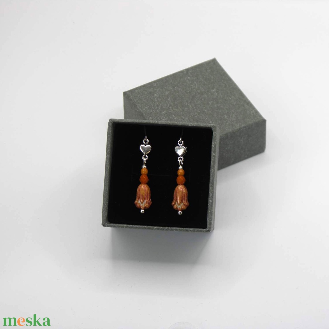 Tulipános fülbevaló fekete alapon arany intarziás üveggyöngyökből � Oriole - ékszer - fülbevaló - lógó fülbevaló - Meska.hu