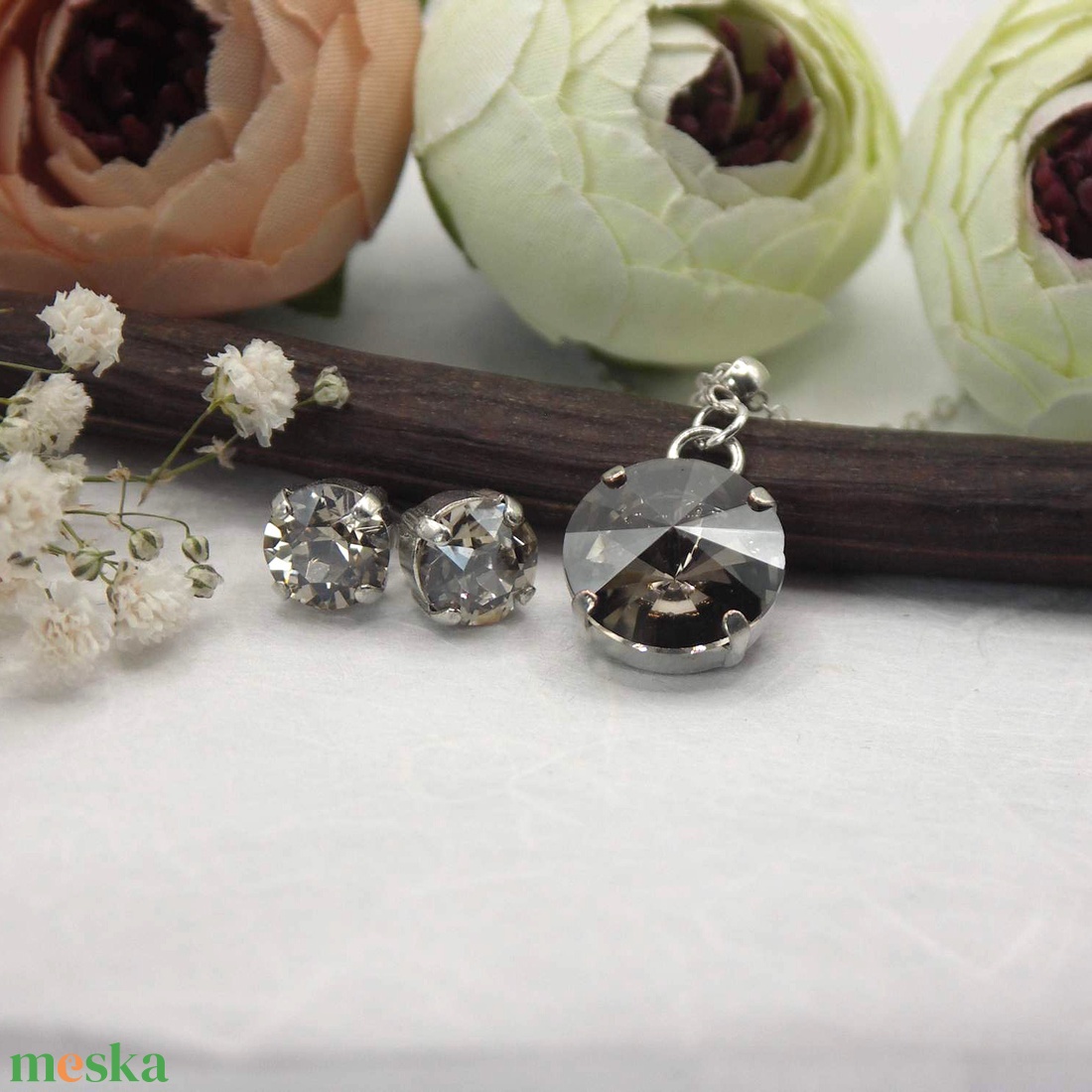 Kör alakú Swarovski kristályos ezüst nyaklánc és fülbevaló szett Csillagpor - ékszer - ékszerszett - Meska.hu Kör alakú Swarovski kristályos ezüst nyaklánc és fülbevaló szett Csillagpor - ékszer - ékszerszett - Meska.hu