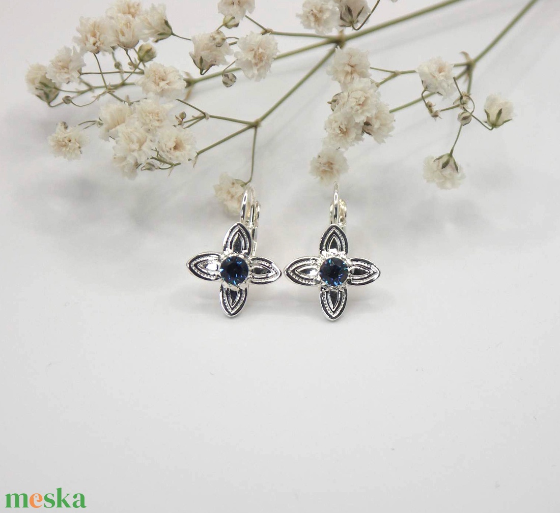 Sötétkék Swarovski kristályos, egyedi készítésú, damaszk virág formájú fülbevaló - Persian - ékszer - fülbevaló - lógó fülbevaló - Meska.hu Sötétkék Swarovski kristályos, egyedi készítésú, damaszk virág formájú fülbevaló - Persian - ékszer - fülbevaló - lógó fülbevaló - Meska.hu