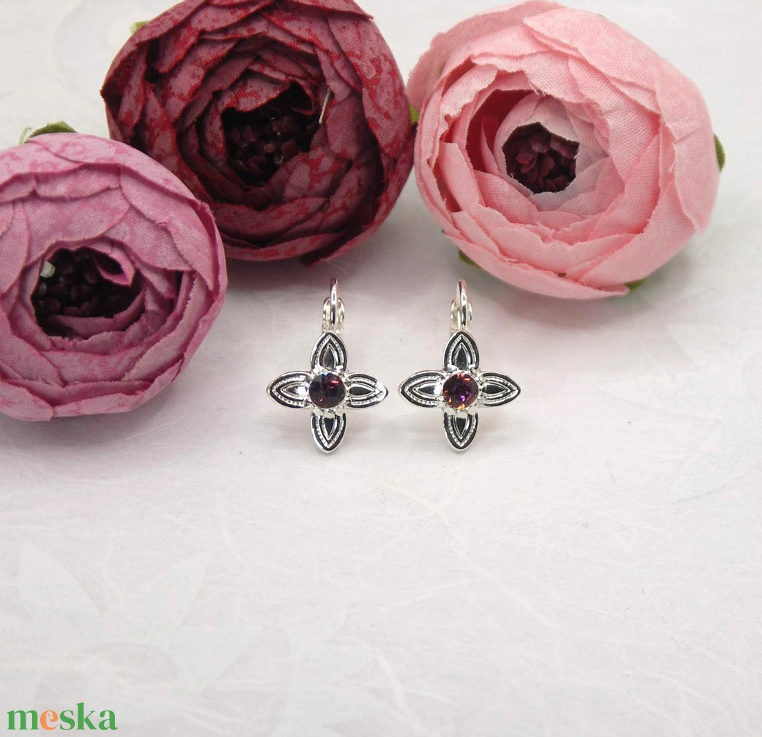 Vörös színű Swarovski kristályos, egyedi készítésú, damaszk virág formájú fülbevaló - Rubine - ékszer - fülbevaló - lógó fülbevaló - Meska.hu Vörös színű Swarovski kristályos, egyedi készítésú, damaszk virág formájú fülbevaló - Rubine - ékszer - fülbevaló - lógó fülbevaló - Meska.hu