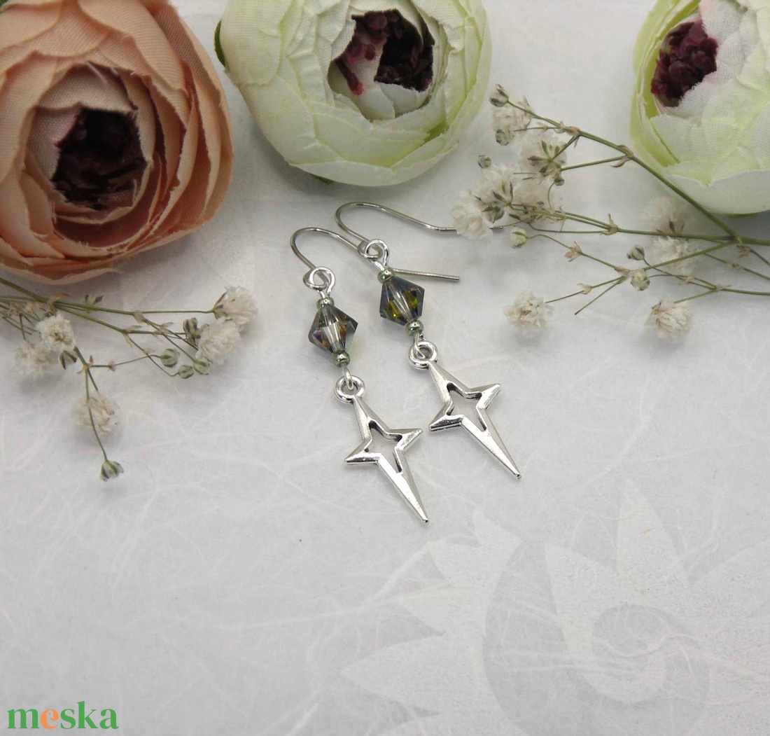 Zöldesen megcsillanó, Swarovski gyöngyös fülbevaló hosszúkás csillag függővel - Sarkcsillag - ékszer - fülbevaló - lógó fülbevaló - Meska.hu Zöldesen megcsillanó, Swarovski gyöngyös fülbevaló hosszúkás csillag függővel - Sarkcsillag - ékszer - fülbevaló - lógó fülbevaló - Meska.hu