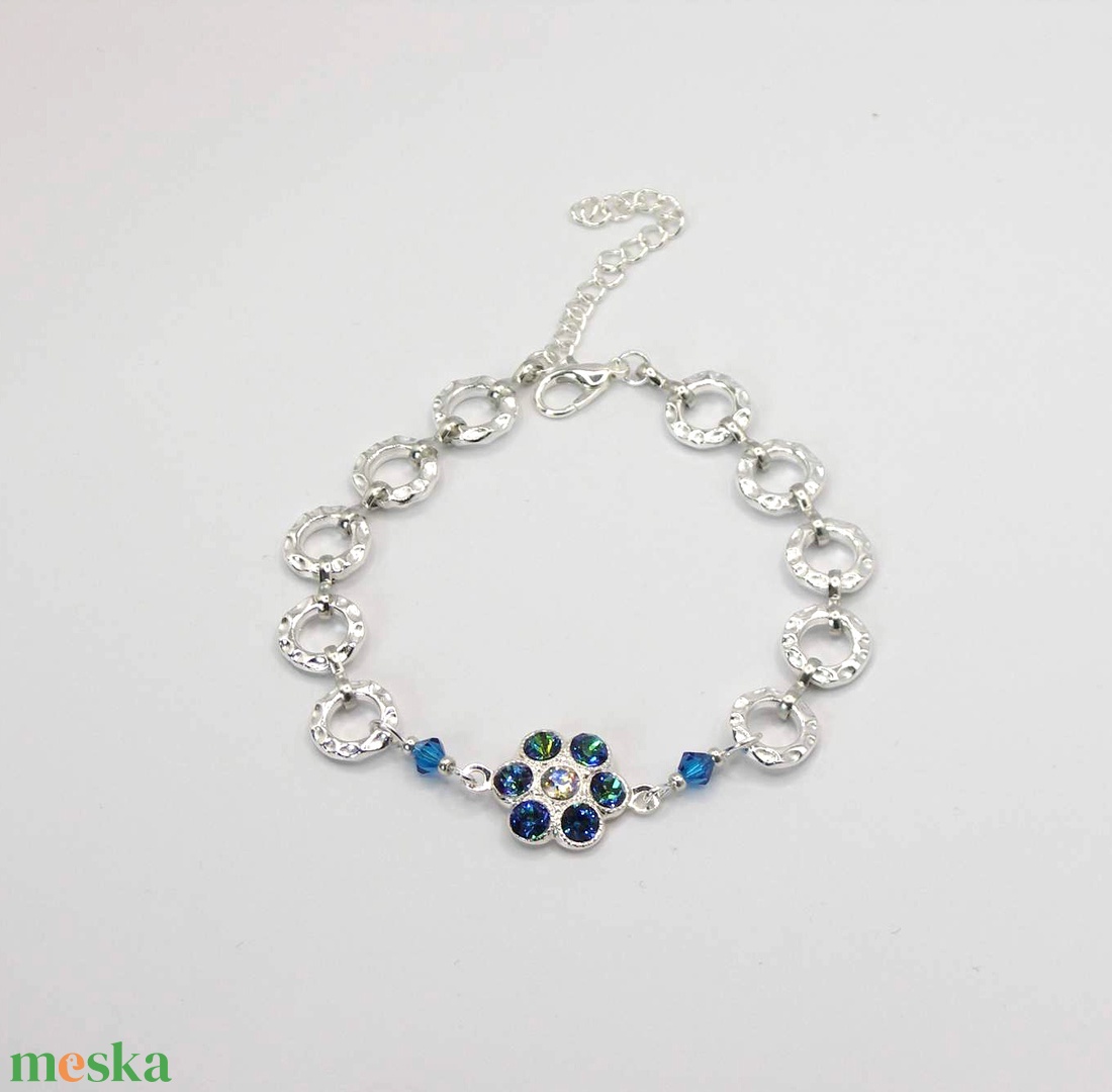 Swarovski kristályos, egyedi készítésú, virág alakú medálos karkötő  Nefelejcs - ékszer - karkötő - karkötő medállal - Meska.hu