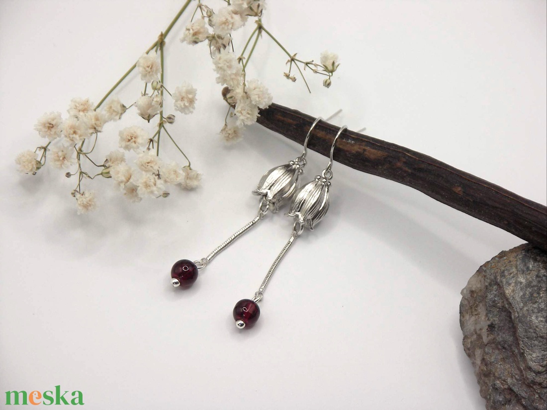 Virág formájú függő gránát ásványgyöngyökkel  Bordó gyöngyvirág - ékszer - fülbevaló - lógó fülbevaló - Meska.hu