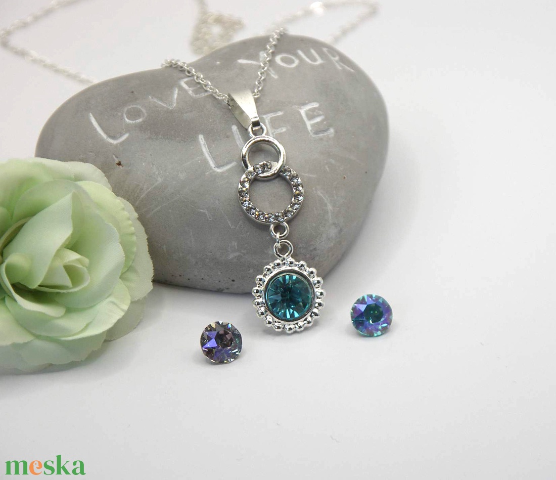 Swarovski kristályos, egyedi készítésú, bogyós szélű, kerek medálos nyaklánc  Választható színnel (2) és rögzítéssel(4) - ékszer - nyaklánc - medálos nyaklánc - Meska.hu