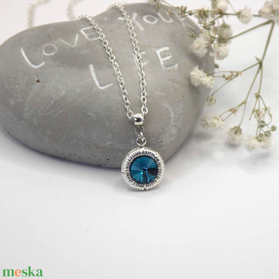 Sötétkék Swarovski kristályos, egyedi készítésú, csíkozott szélű, kerek medálos nyaklánc  Blue Zircon - ékszer - nyaklánc - medálos nyaklánc - Meska.hu
