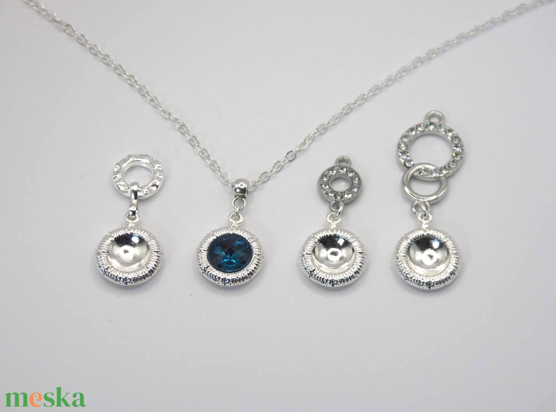 Sötétkék Swarovski kristályos, egyedi készítésú, csíkozott szélű, kerek medálos nyaklánc  Blue Zircon - ékszer - nyaklánc - medálos nyaklánc - Meska.hu