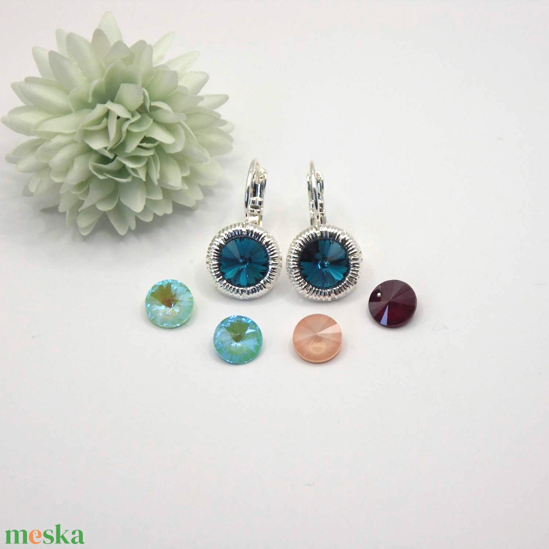 Swarovski kristályos, egyedi készítésú, csíkozott szélű, kerek fülbevaló Választható (négyféle) színű kristállyal - ékszer - fülbevaló - lógós kerek fülbevaló - Meska.hu Swarovski kristályos, egyedi készítésú, csíkozott szélű, kerek fülbevaló Választható (négyféle) színű kristállyal - ékszer - fülbevaló - lógós kerek fülbevaló - Meska.hu