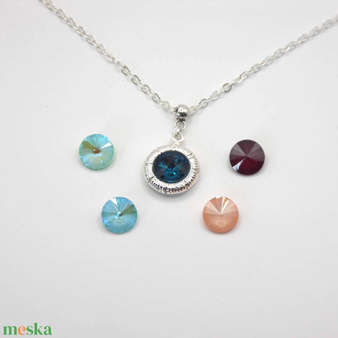 Swarovski kristályos, egyedi készítésú, csíkozott szélű, kerek fülbevaló Választható (négyféle) színű kristállyal - ékszer - fülbevaló - lógós kerek fülbevaló - Meska.hu Swarovski kristályos, egyedi készítésú, csíkozott szélű, kerek fülbevaló Választható (négyféle) színű kristállyal - ékszer - fülbevaló - lógós kerek fülbevaló - Meska.hu