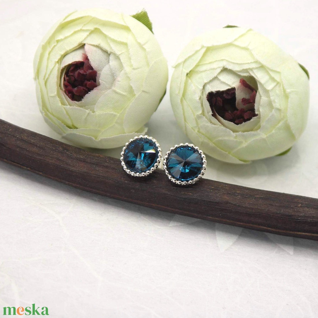 Swarovski kristályos, egyedi készítésú, apró bogyós szélű, kerek fülbevaló Blue Zircon - ékszer - fülbevaló - pötty fülbevaló - Meska.hu Swarovski kristályos, egyedi készítésú, apró bogyós szélű, kerek fülbevaló Blue Zircon - ékszer - fülbevaló - pötty fülbevaló - Meska.hu