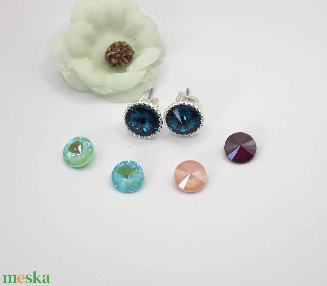 Swarovski kristályos, egyedi készítésú, apró bogyós szélű, kerek fülbevaló Választható (négyféle) színű kristállyal - ékszer - fülbevaló - pötty fülbevaló - Meska.hu Swarovski kristályos, egyedi készítésú, apró bogyós szélű, kerek fülbevaló Választható (négyféle) színű kristállyal - ékszer - fülbevaló - pötty fülbevaló - Meska.hu