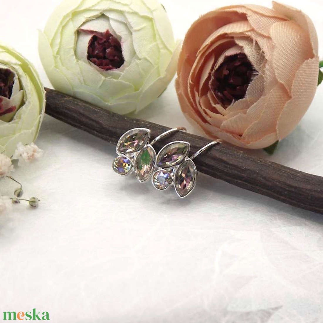 Színváltó Swarovski kristályos, egyedi készítésú fülbevaló  Scarabeus leaves - ékszer - fülbevaló - lógó fülbevaló - Meska.hu