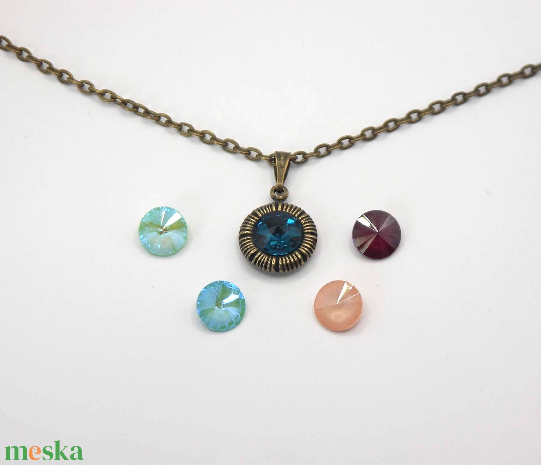 Swarovski kristályos, egyedi készítésú, csíkozott szélű, kerek medálos nyaklánc Választható kristállyal, rögzítéssel - ékszer - nyaklánc - medálos nyaklánc - Meska.hu Swarovski kristályos, egyedi készítésú, csíkozott szélű, kerek medálos nyaklánc Választható kristállyal, rögzítéssel - ékszer - nyaklánc - medálos nyaklánc - Meska.hu