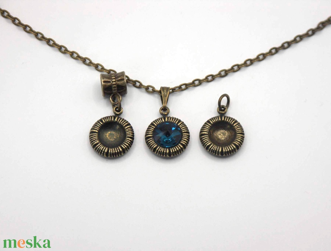 Swarovski kristályos, egyedi készítésú, csíkozott szélű, kerek medálos nyaklánc Választható kristállyal, rögzítéssel - ékszer - nyaklánc - medálos nyaklánc - Meska.hu Swarovski kristályos, egyedi készítésú, csíkozott szélű, kerek medálos nyaklánc Választható kristállyal, rögzítéssel - ékszer - nyaklánc - medálos nyaklánc - Meska.hu