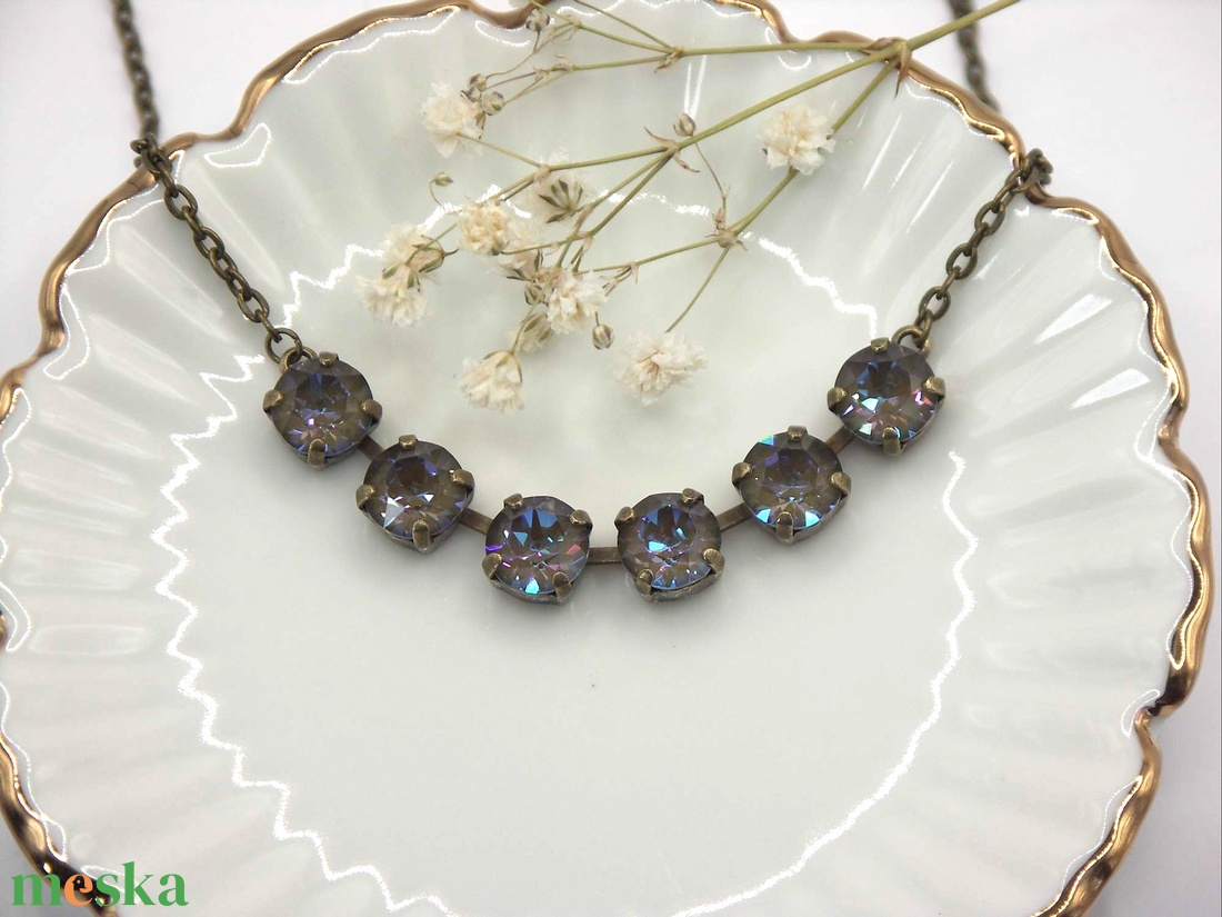 Barnás-kékes-lilás Swarovski kristályokkal készült antik bronz színű nyaklánc - Északi fény - ékszer - nyaklánc - gyöngyös nyaklánc - Meska.hu Barnás-kékes-lilás Swarovski kristályokkal készült antik bronz színű nyaklánc - Északi fény - ékszer - nyaklánc - gyöngyös nyaklánc - Meska.hu