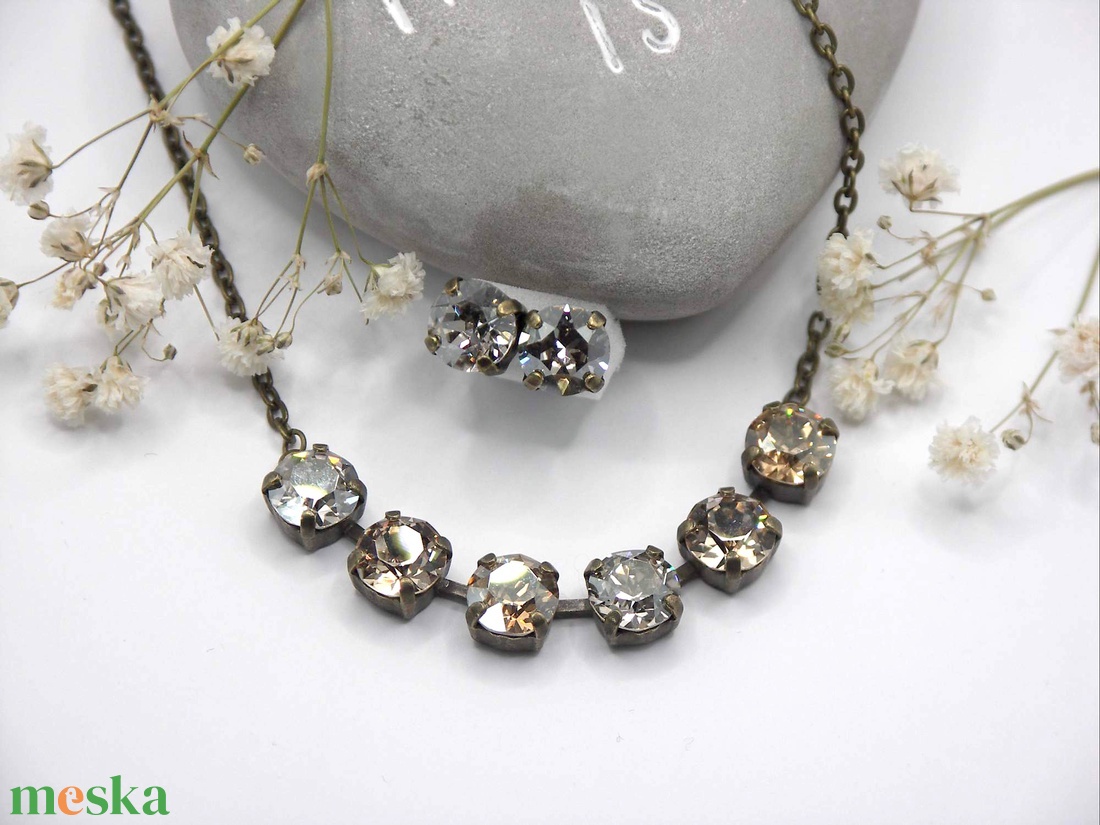 Ezüstös-barnás színű Swarovski kristályokkal készült antik bronz nyaklánc és fülbevaló szett - Hamvas csillogás - ékszer - ékszerszett - Meska.hu Ezüstös-barnás színű Swarovski kristályokkal készült antik bronz nyaklánc és fülbevaló szett - Hamvas csillogás - ékszer - ékszerszett - Meska.hu