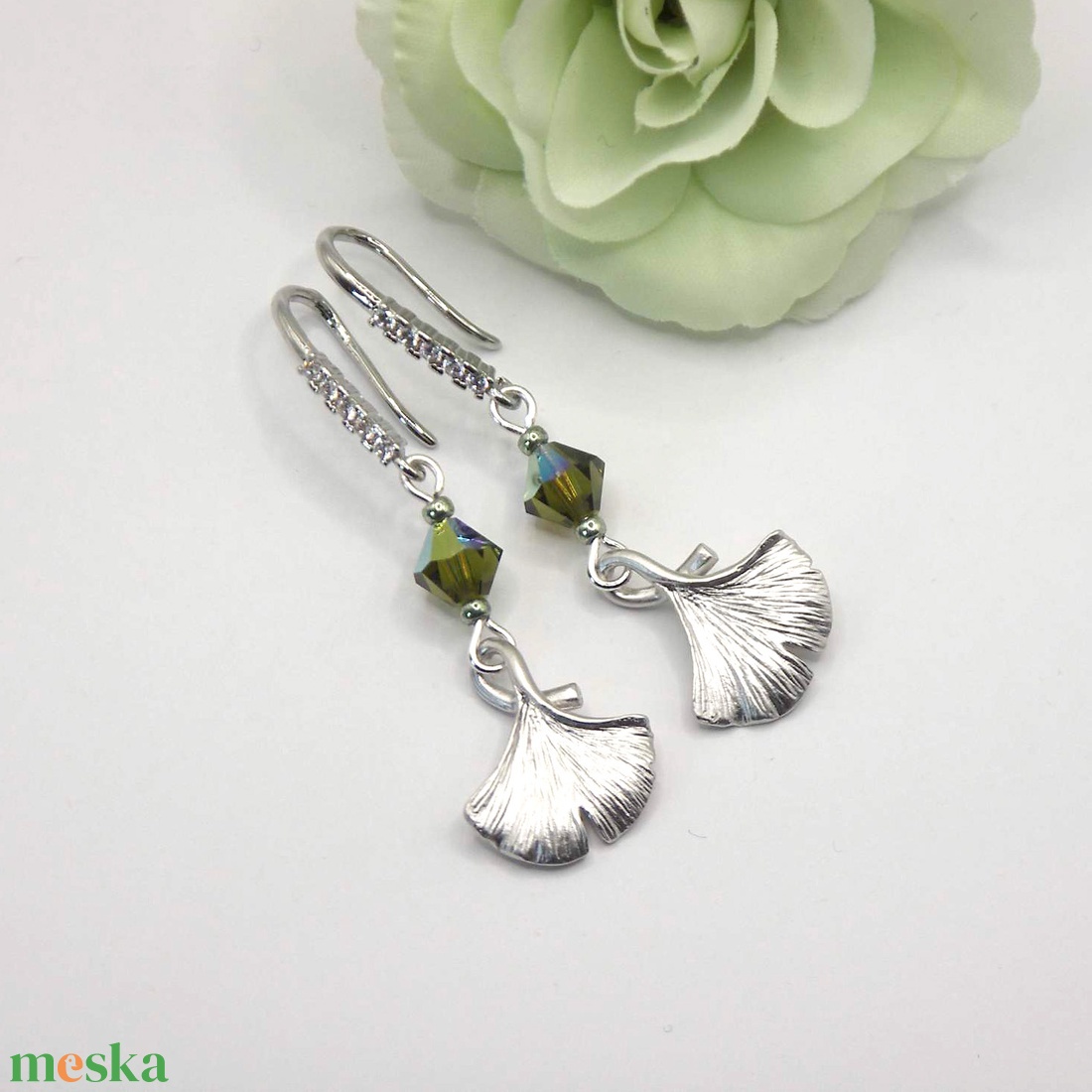 Olivazöld színű Swarovski gyönggyel és Ginkgo Biloba függővel készült fülbevaló - ékszer - fülbevaló - lógó fülbevaló - Meska.hu Olivazöld színű Swarovski gyönggyel és Ginkgo Biloba függővel készült fülbevaló - ékszer - fülbevaló - lógó fülbevaló - Meska.hu