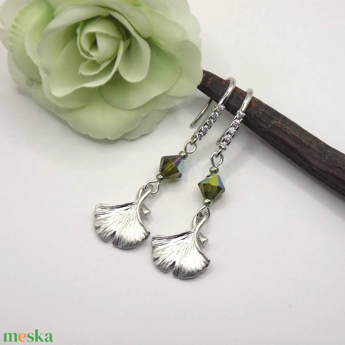 Olivazöld színű Swarovski gyönggyel és Ginkgo Biloba függővel készült fülbevaló - ékszer - fülbevaló - lógó fülbevaló - Meska.hu Olivazöld színű Swarovski gyönggyel és Ginkgo Biloba függővel készült fülbevaló - ékszer - fülbevaló - lógó fülbevaló - Meska.hu