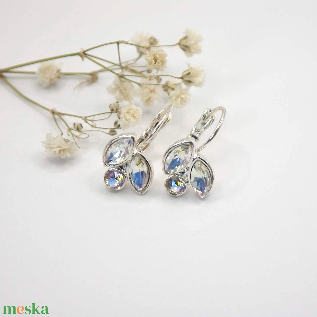 Gyémánt csillogású Swarovski kristályos, egyedi készítésú fülbevaló Áttetsző holdfény - ékszer - fülbevaló - lógó fülbevaló - Meska.hu Gyémánt csillogású Swarovski kristályos, egyedi készítésú fülbevaló Áttetsző holdfény - ékszer - fülbevaló - lógó fülbevaló - Meska.hu