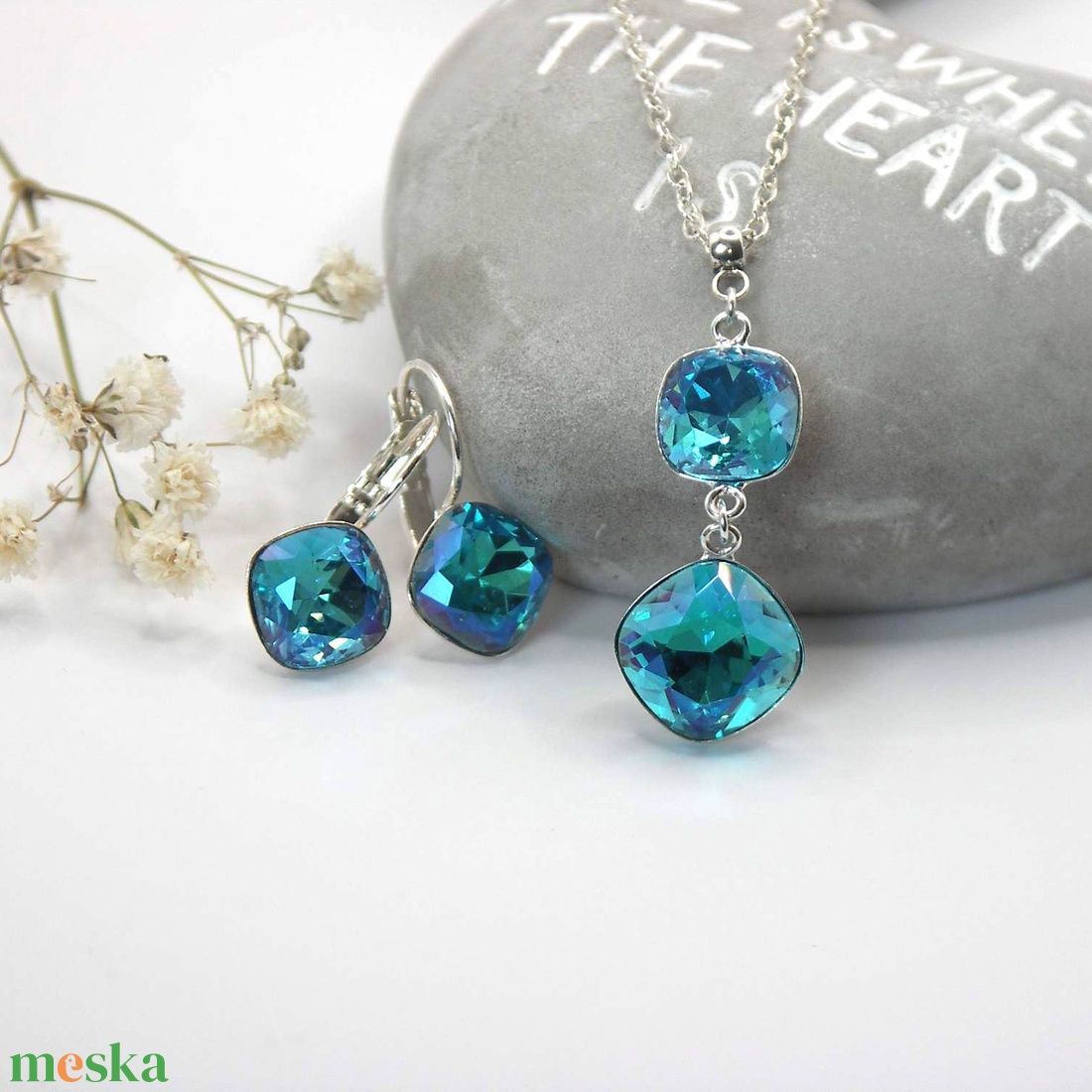 Nyaklánc és fülbevaló szett aquamarine színű Swarovski kristályok felhasználásával, lekerekített négyszög foglalatokban - ékszer - ékszerszett - Meska.hu Nyaklánc és fülbevaló szett aquamarine színű Swarovski kristályok felhasználásával, lekerekített négyszög foglalatokban - ékszer - ékszerszett - Meska.hu