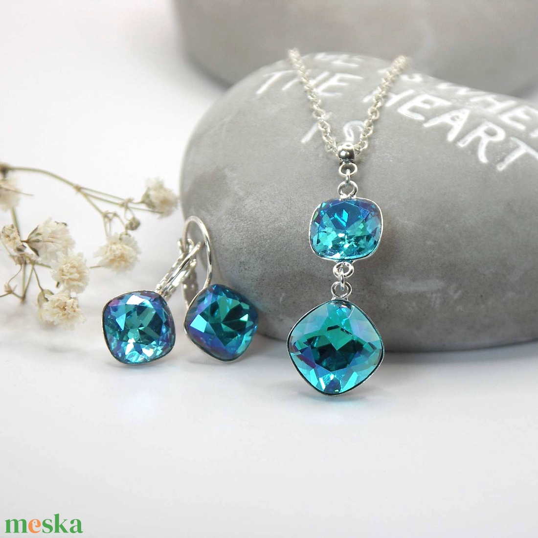 Nyaklánc és fülbevaló szett aquamarine színű Swarovski kristályok felhasználásával, lekerekített négyszög foglalatokban - ékszer - ékszerszett - Meska.hu Nyaklánc és fülbevaló szett aquamarine színű Swarovski kristályok felhasználásával, lekerekített négyszög foglalatokban - ékszer - ékszerszett - Meska.hu