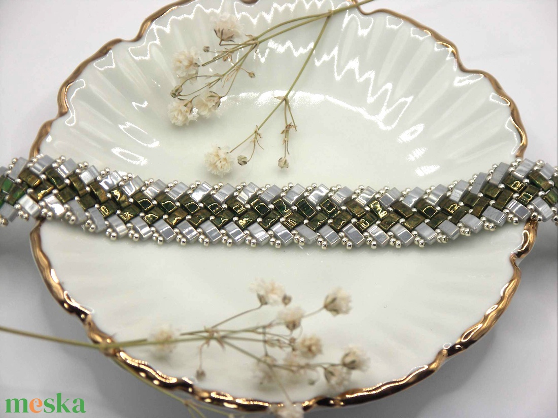 Fűzött karkötő csillogó mohazöld és világosszürke üveggyöngyökből Green Glaze - ékszer - karkötő - gyöngyös karkötő - Meska.hu Fűzött karkötő csillogó mohazöld és világosszürke üveggyöngyökből Green Glaze - ékszer - karkötő - gyöngyös karkötő - Meska.hu