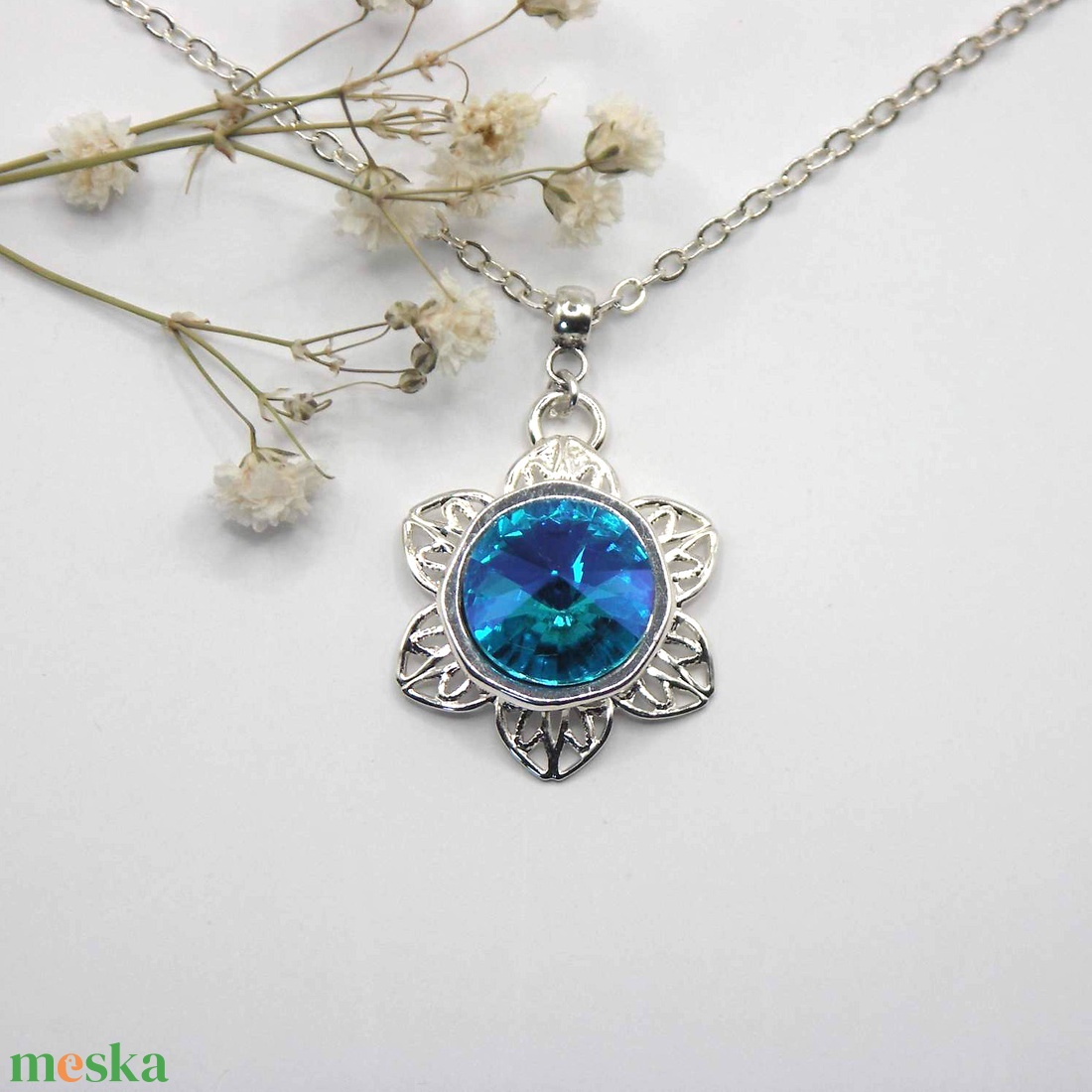 Swarovski kristályos nyaklánc, egyedi készítésú, virág formájú medállal, választható színű kristállyal - ékszer - nyaklánc - medálos nyaklánc - Meska.hu Swarovski kristályos nyaklánc, egyedi készítésú, virág formájú medállal, választható színű kristállyal - ékszer - nyaklánc - medálos nyaklánc - Meska.hu