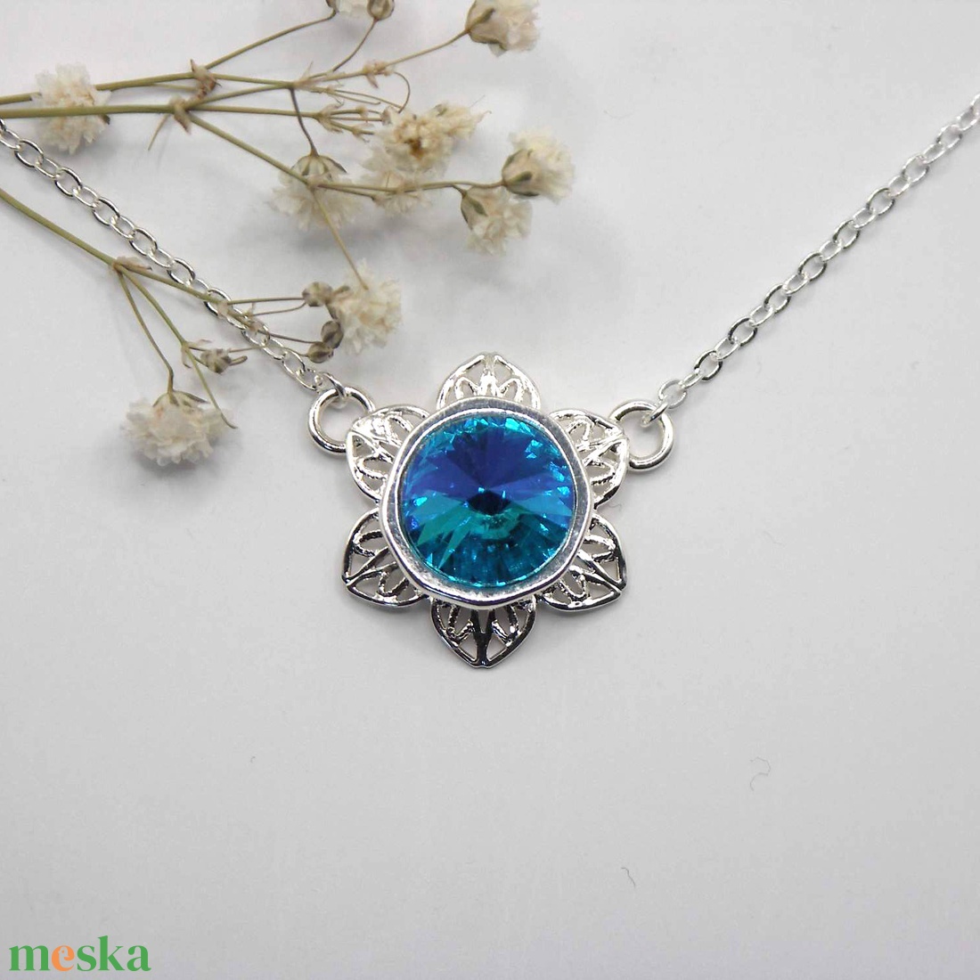 Swarovski kristályos nyaklánc, egyedi készítésú, virág formájú medállal, választható színű kristállyal - ékszer - nyaklánc - medálos nyaklánc - Meska.hu Swarovski kristályos nyaklánc, egyedi készítésú, virág formájú medállal, választható színű kristállyal - ékszer - nyaklánc - medálos nyaklánc - Meska.hu