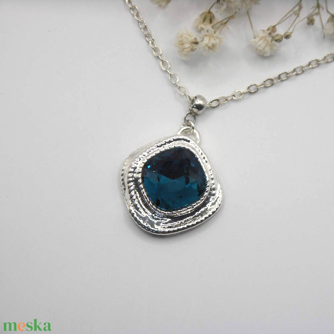 Swarovski kristályos nyaklánc, egyedi készítésú, peremes medállal, választható színű kristállyal - ékszer - nyaklánc - medálos nyaklánc - Meska.hu Swarovski kristályos nyaklánc, egyedi készítésú, peremes medállal, választható színű kristállyal - ékszer - nyaklánc - medálos nyaklánc - Meska.hu