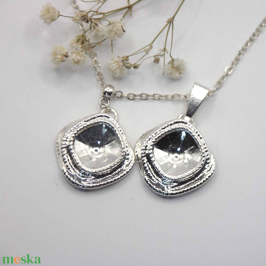 Swarovski kristályos nyaklánc, egyedi készítésú, peremes medállal, választható színű kristállyal - ékszer - nyaklánc - medálos nyaklánc - Meska.hu Swarovski kristályos nyaklánc, egyedi készítésú, peremes medállal, választható színű kristállyal - ékszer - nyaklánc - medálos nyaklánc - Meska.hu